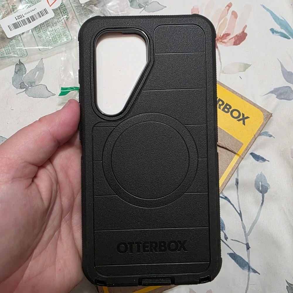 OtterBox Defender Pro Series Case with Magnet Samsung Galaxy S26 Black 77-99866